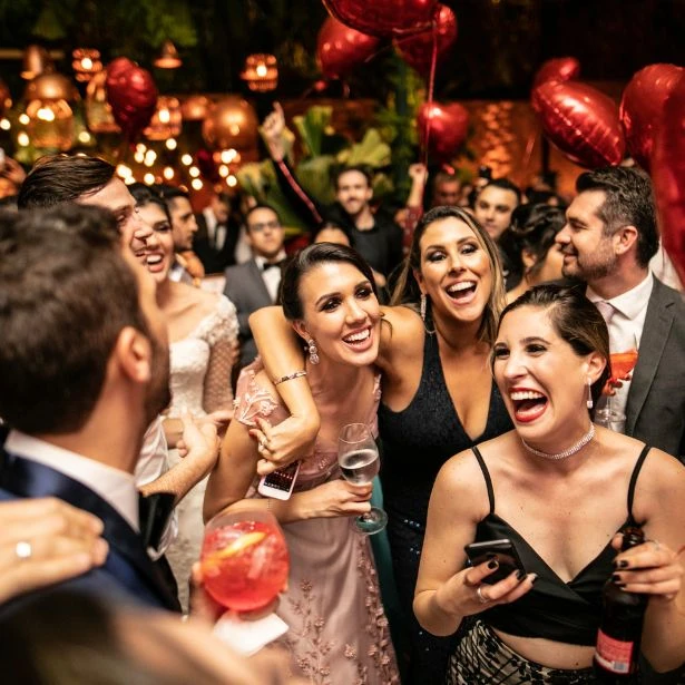 Wedding Planner Brescia - Helen Reds - invitati al matrimonio organizzato che ballano